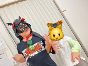 仮装をしてポーズを取った子どもの様子