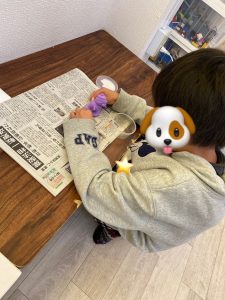 粘土で雪だるまを作っている子どもの様子