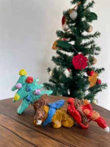 子どもたちの作品とクリスマスツリー