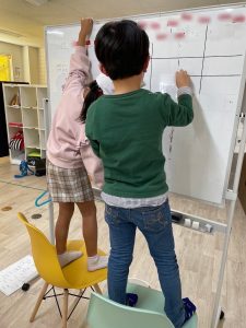 ホワイトボードをきれいにしてくれている子ども達の様子