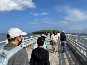 みんなで青島神社へ向かう様子