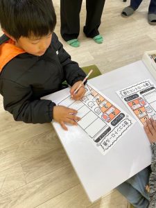 ワークシートに取り組む子どもの様子