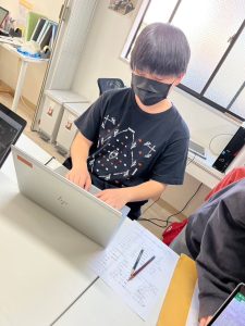 パソコンをしている子どもの様子