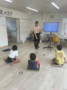 スタッフが子どもたちに話している様子