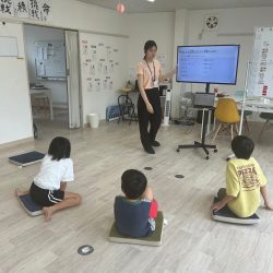 スタッフが子どもたちに話している様子