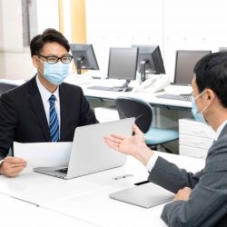 オフィスで仕事する会社員