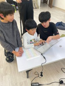 グループで話し合いを進めている様子