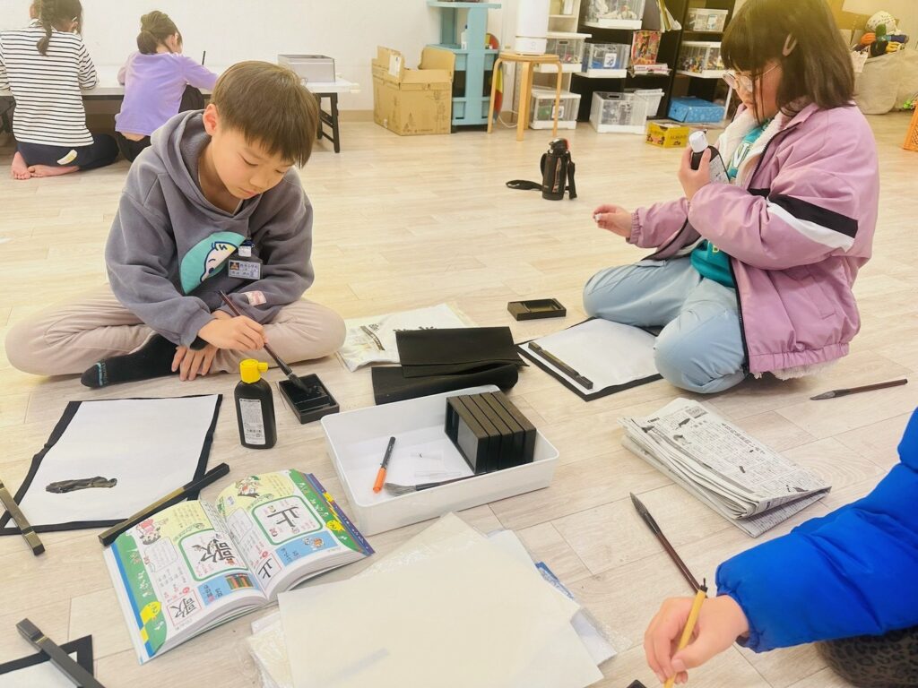 2026年書き初め【目標を表現する言葉を選ぶ子ども達】